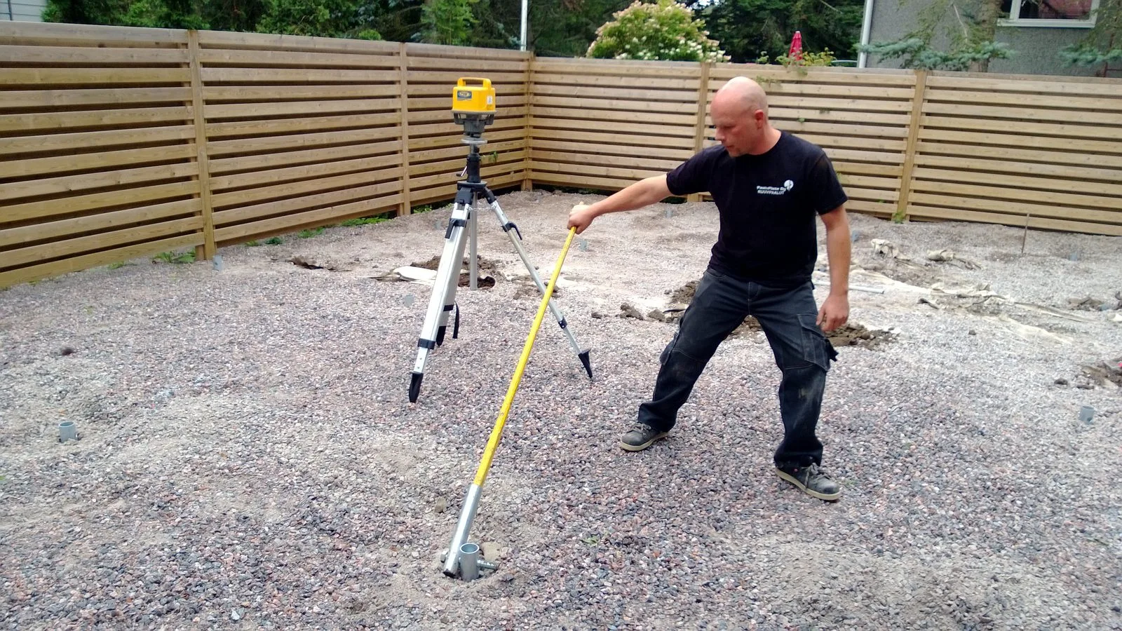 Terassiperustus ruuvipaaluilla