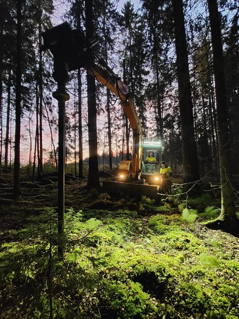 Ruuvipaaluasennus mets&auml;ss&auml; kaivinkoneella