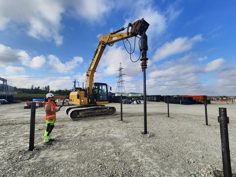 Hallirakennuksen ruuvipaaluperustus