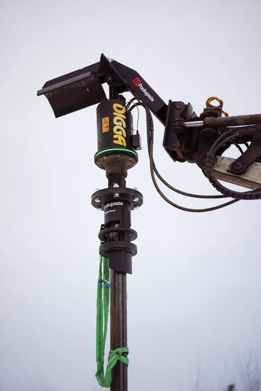 V&auml;&auml;nt&ouml;palakiinnitys ruuvipaalussa