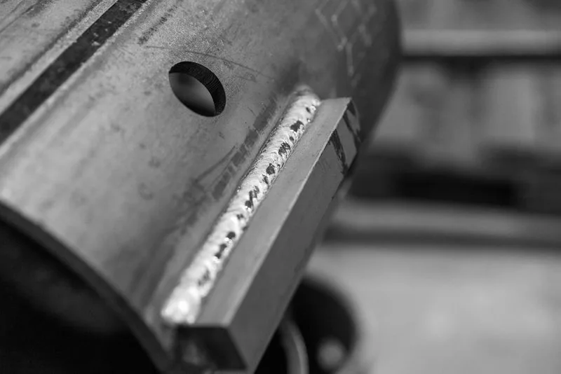 L&auml;hikuva hitsatusta v&auml;&auml;nt&ouml;palasta ruuvipaalun varressa