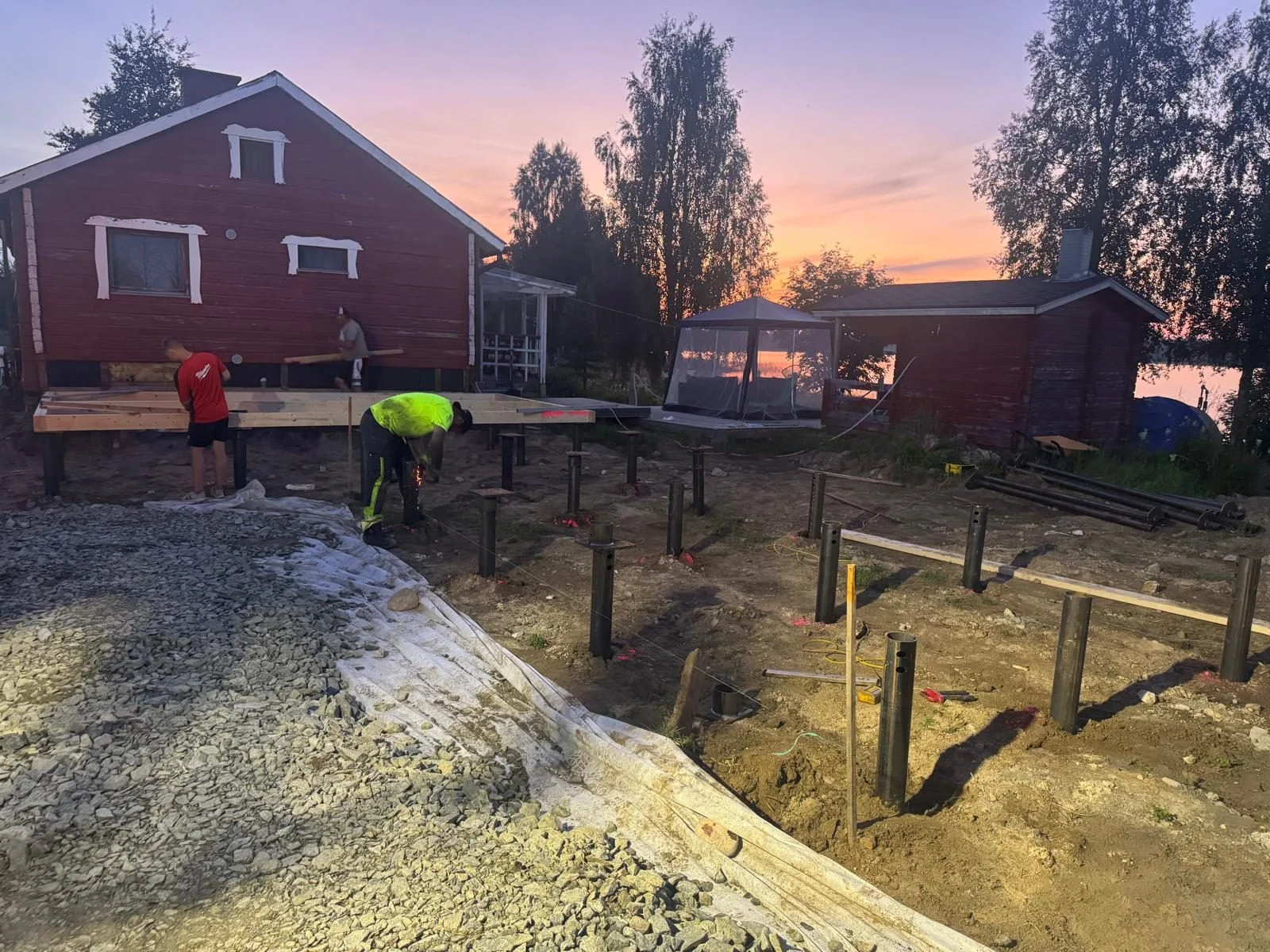 Ruuvipaaluperustus omakotitalolle, kaivinkone m&ouml;kkitontilla