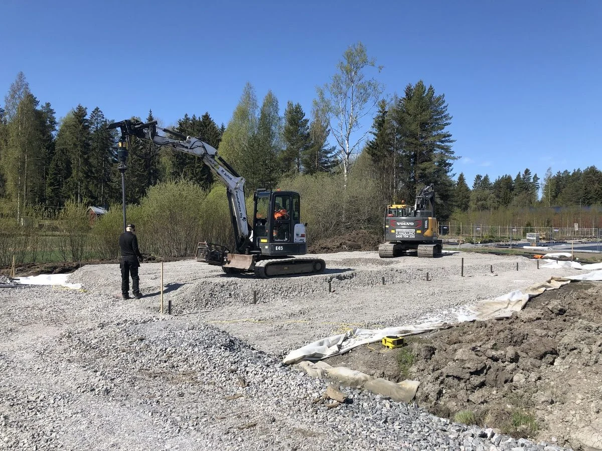 Ruuvipaaluperustus kaupalliselle kasvihuonekompleksille Cassandras Tr&auml;dg&aring;rdissa, Porvoo