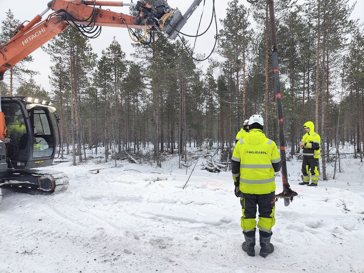 Helicasol-asentajat ruuvipaalutuksessa aurinkopuistokohteessa
