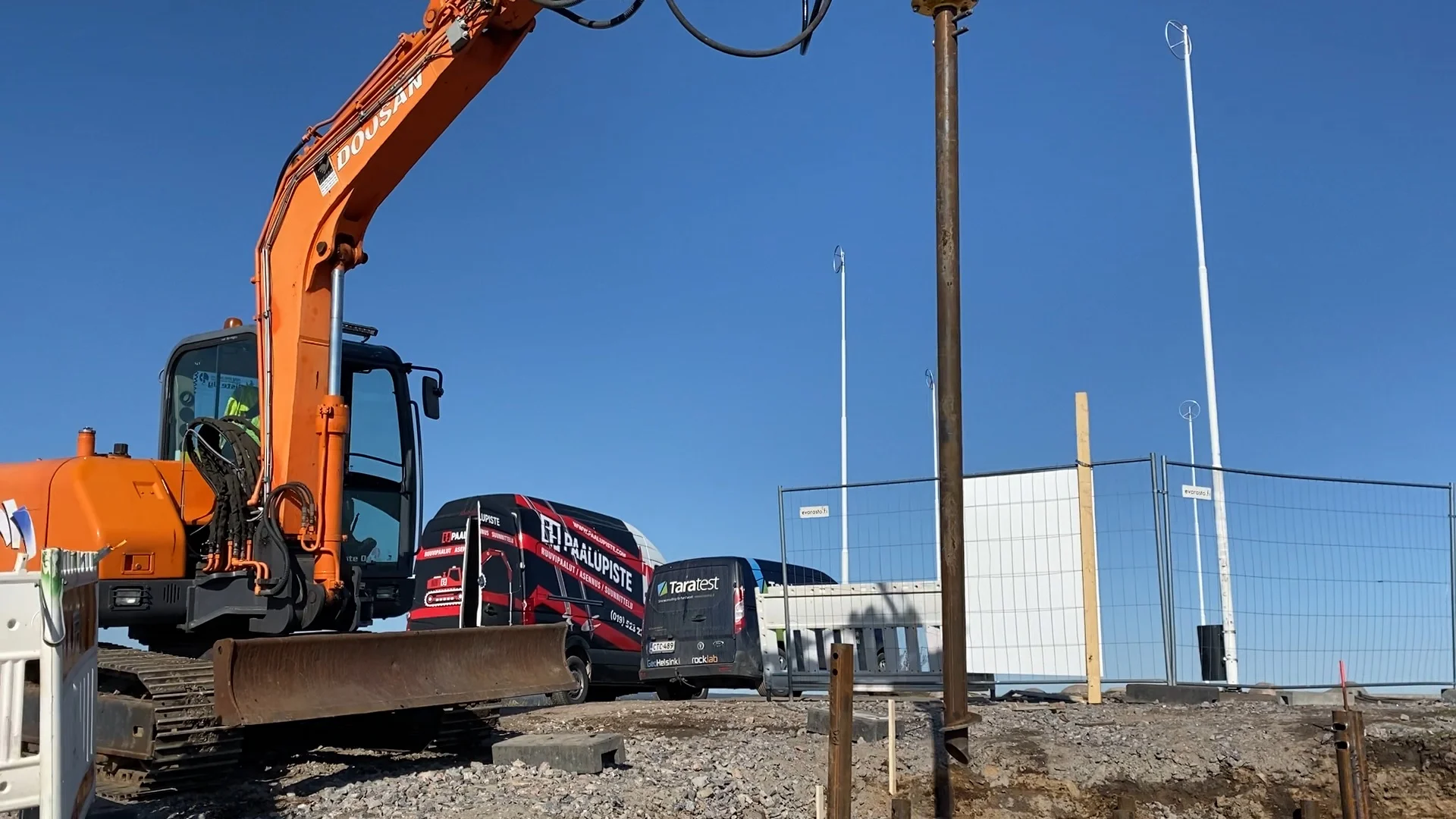 Ruuvipaaluasennus jyrk&auml;ss&auml; rinteess&auml; J&auml;tem&auml;en kuntoportailla, Helsinki