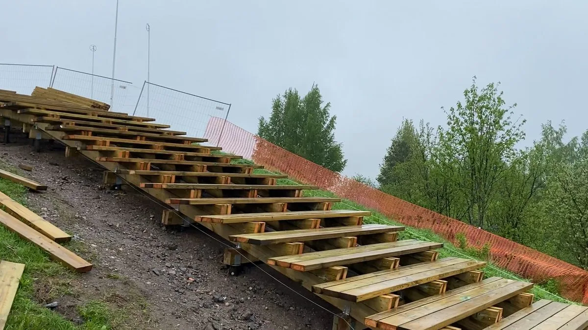 Kaivinkone asentamassa ruuvipaaluja jyrkässä rinteessä Jätemäen kuntoportailla, Helsinki