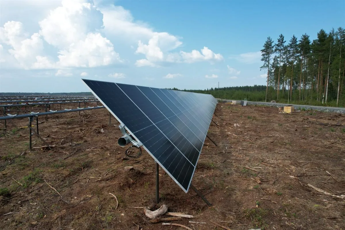 Valmiit aurinkopaneelit ruuvipaaluperustuksilla