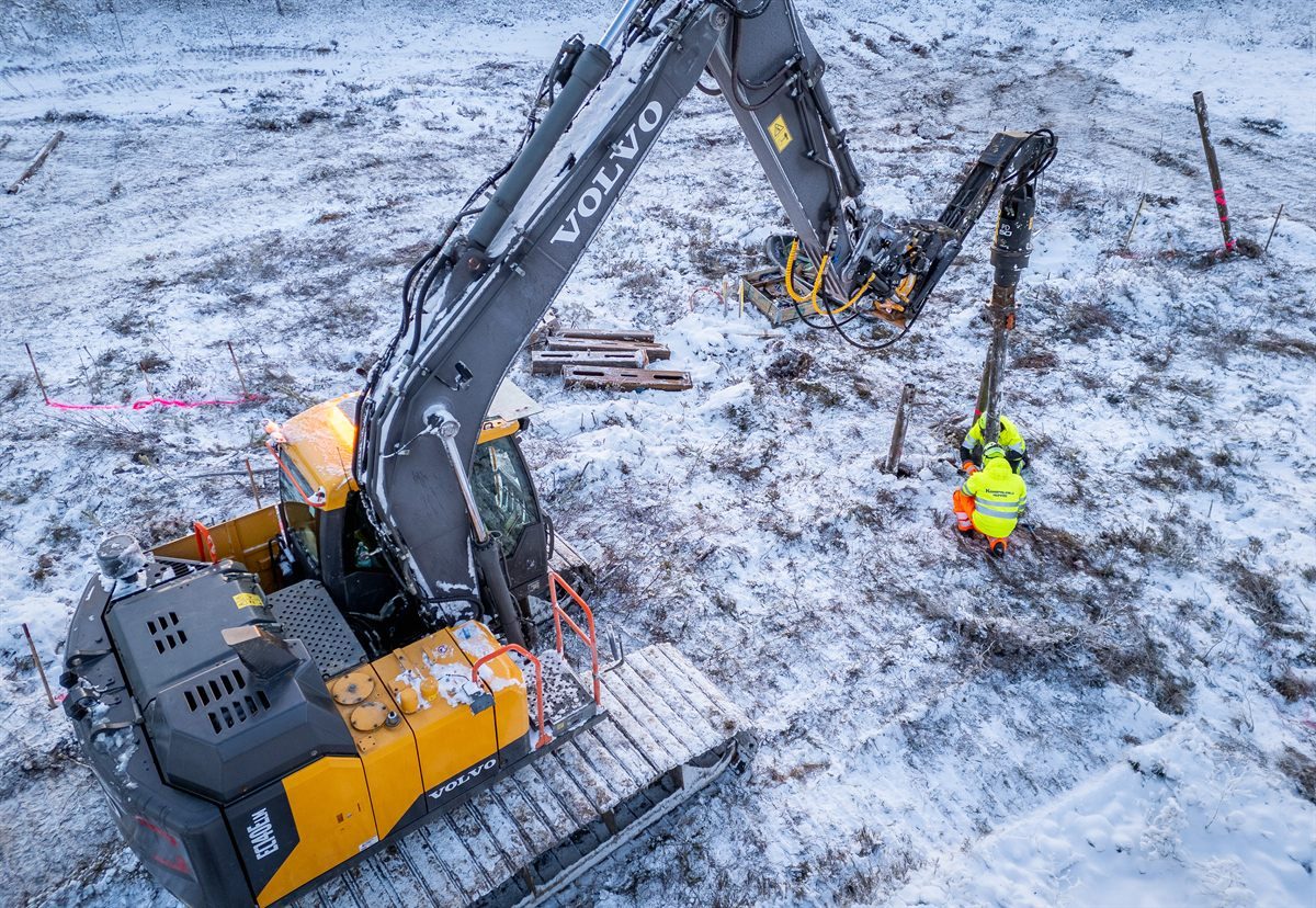 Sähkömaston perustus talvella