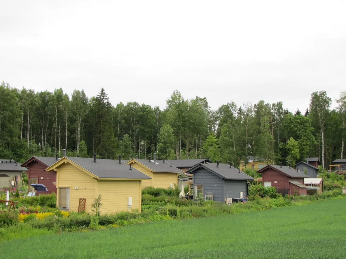 Air dome hall foundation on screw piles