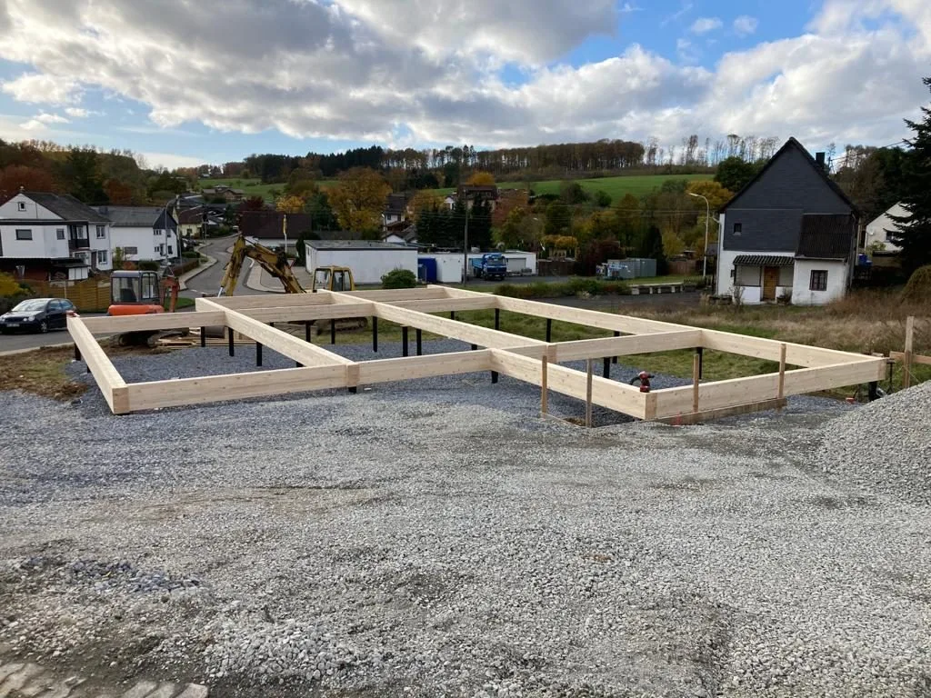 Asuinrakennuksen perustus ruuvipaaluilla