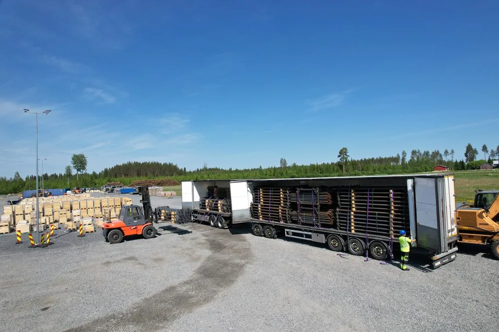 Helicasol-ruuvipaalujen toimitus rekalla