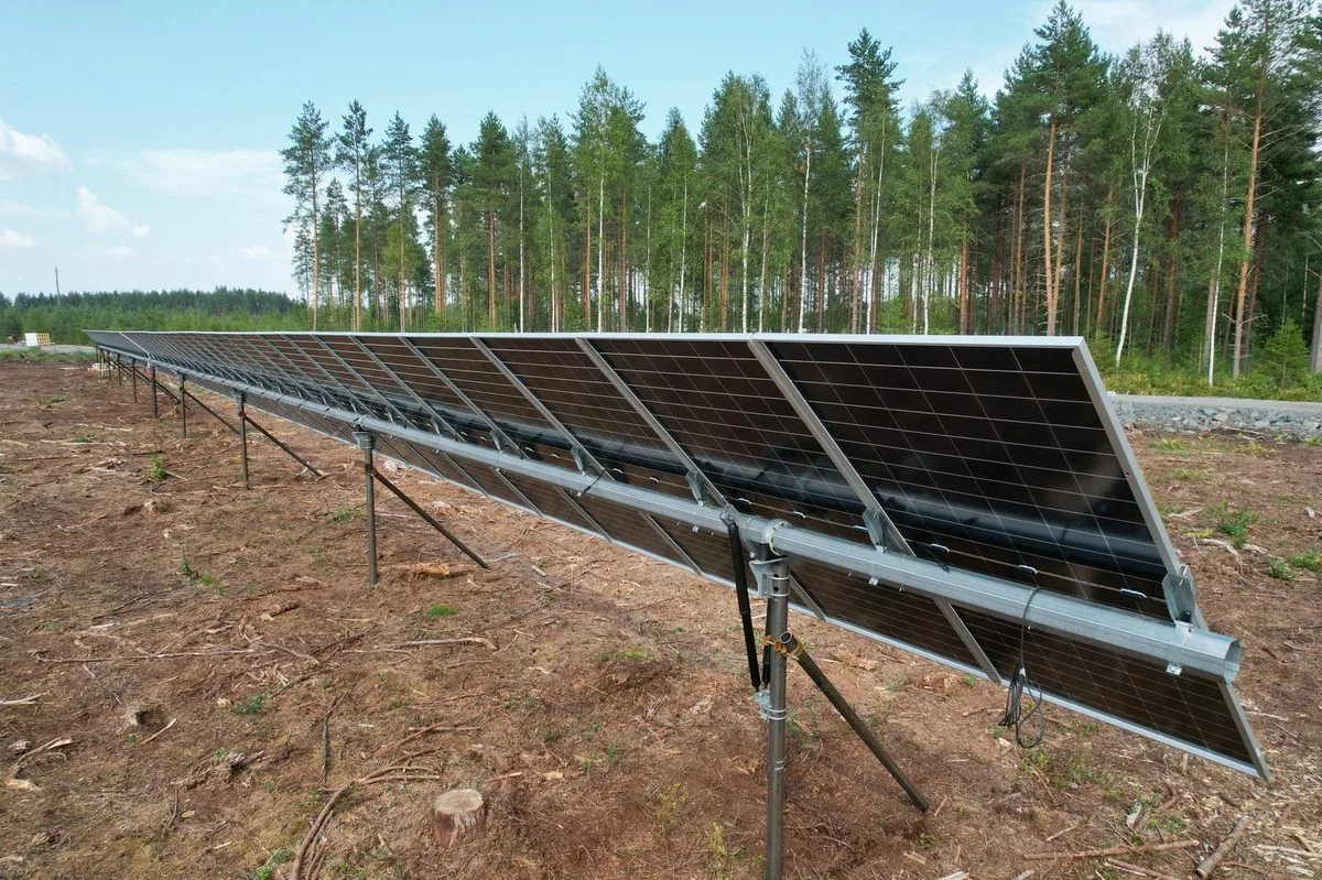 Helicasol aurinkovoimalan ruuvipaaluasennus