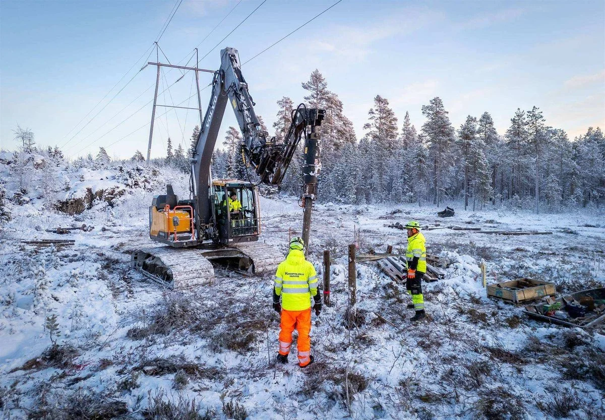 Ruuvipaalut voimajohtopylväiden perustuksiin