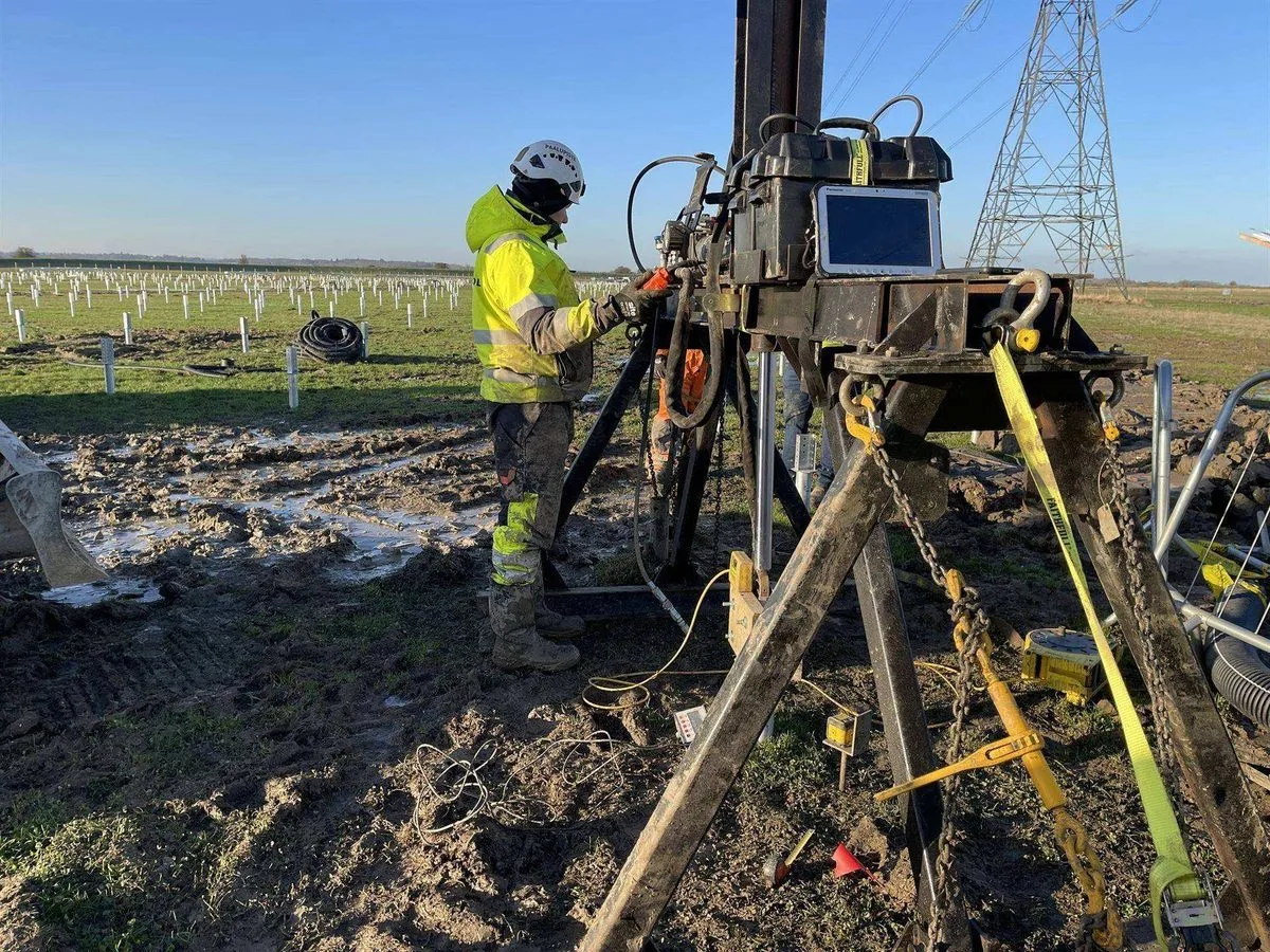 Ter&auml;spaalut aurinkovoimalan perustuksissa