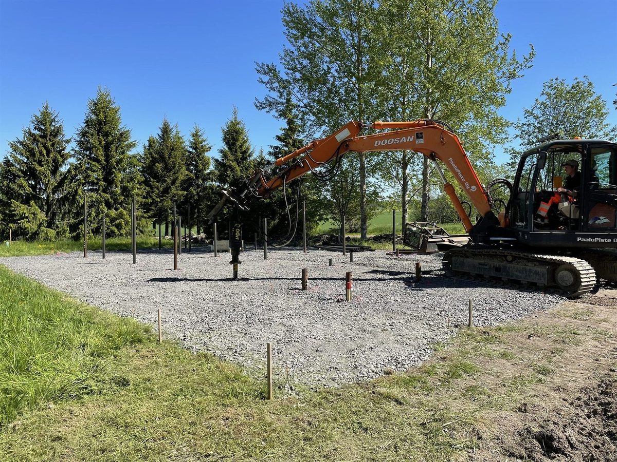 Paalupiste ruuvipaalujen asennus