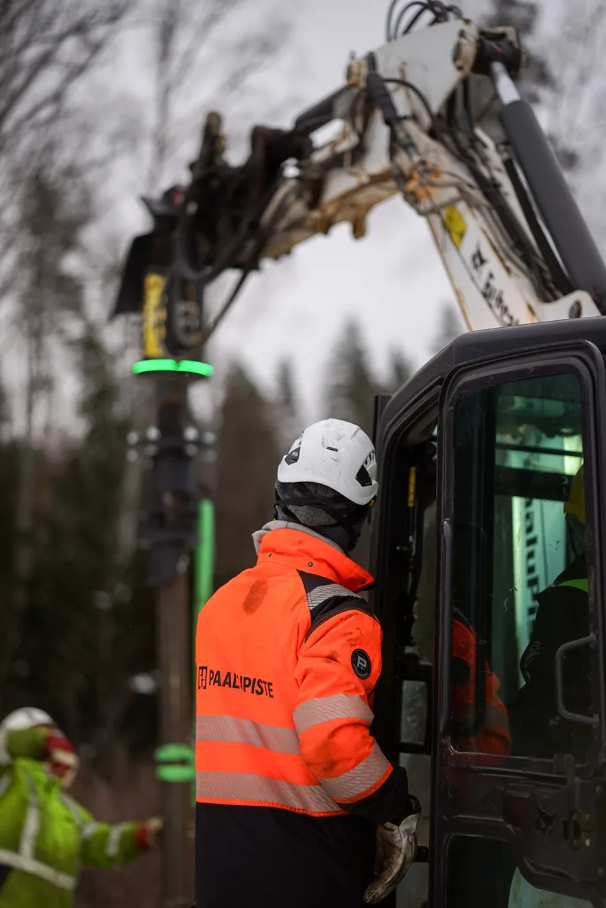 Asennuskoulutus paikan päällä Paalupisteen tiimin kanssa